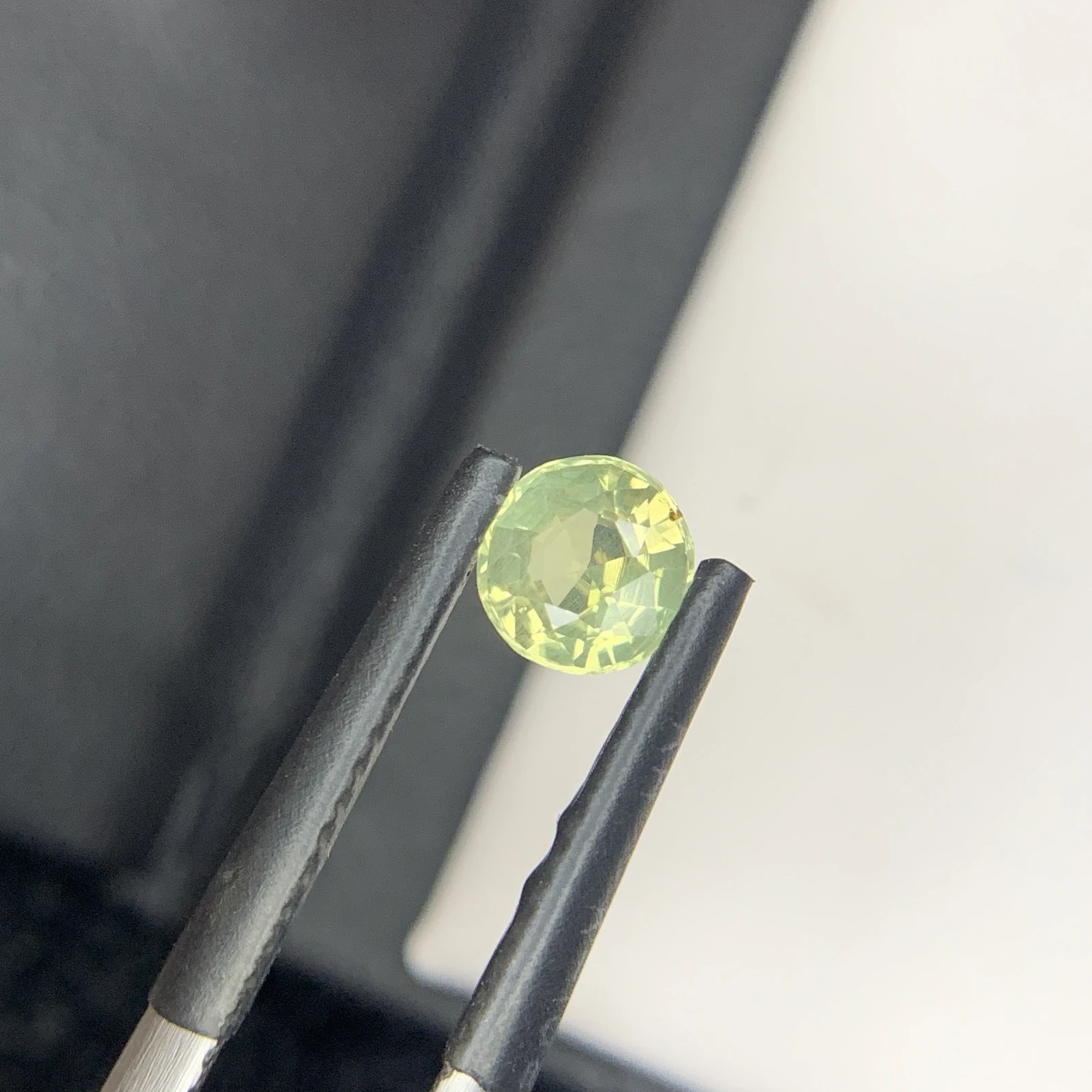 IGI Certified 0.67 ct Natural Green/Purplish Brown Alexandrite Round Shape Loose Gemstone from Sri Lanka — view 4